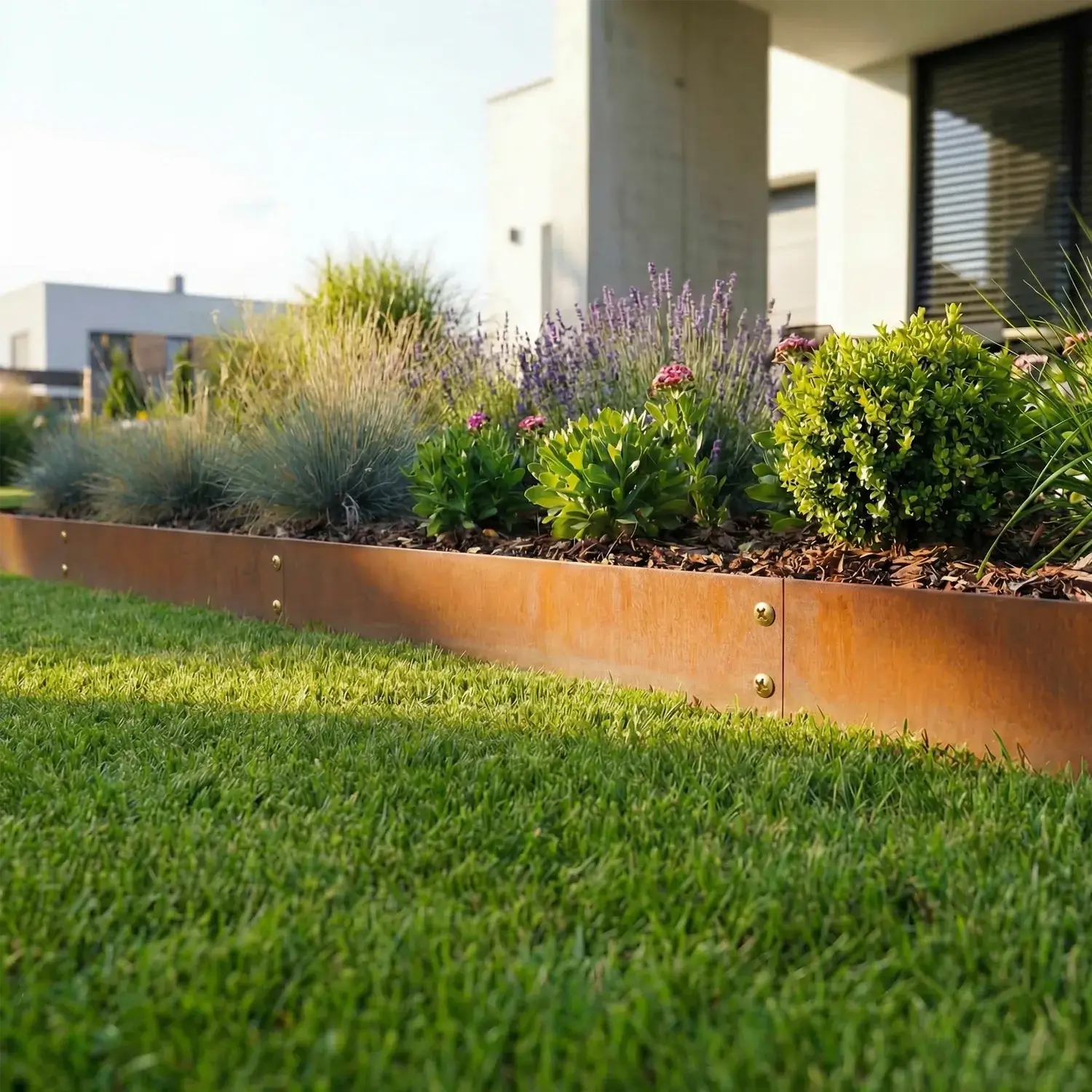 Cortenstahl Rasenkanten Elemente als verschraubte Beeteinfassung