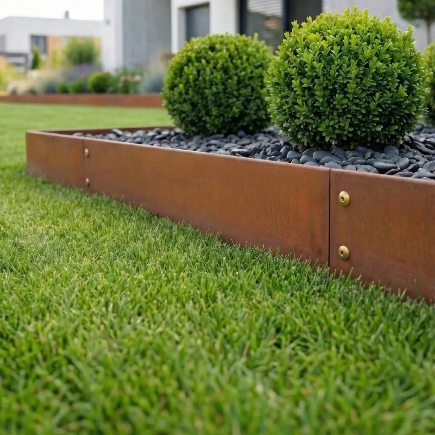 Detailaufnahme: Hochwertige 1,5 mm Cortenstahl Rasenkante sorgt für langlebige und saubere Abgrenzungen im Garten