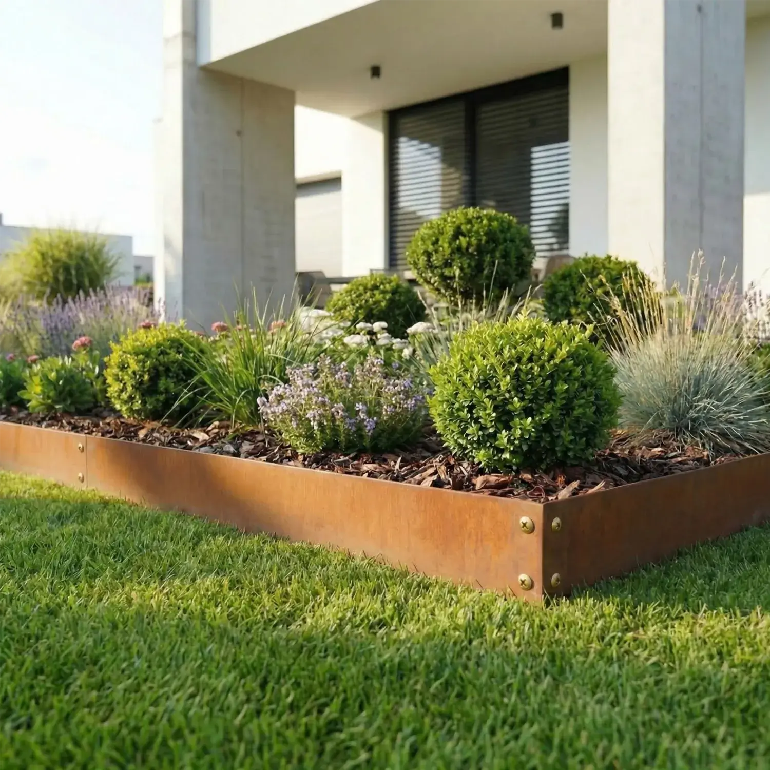 Saubere eckige Einfassung eines Blumenbeetes:  Die flexible GREEN Spark Rasenkante passt sich jeder gewünschten Form an