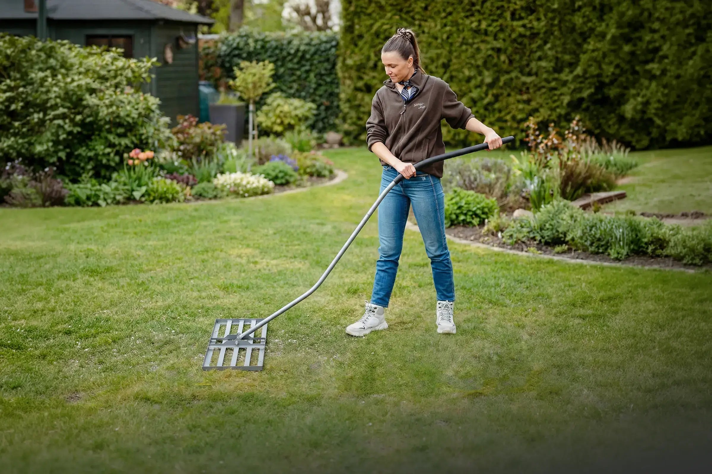 Rasenrakel mit 80x30 Bodenfläche und ergnomischen Stiel für aufrechtes Arbeiten
