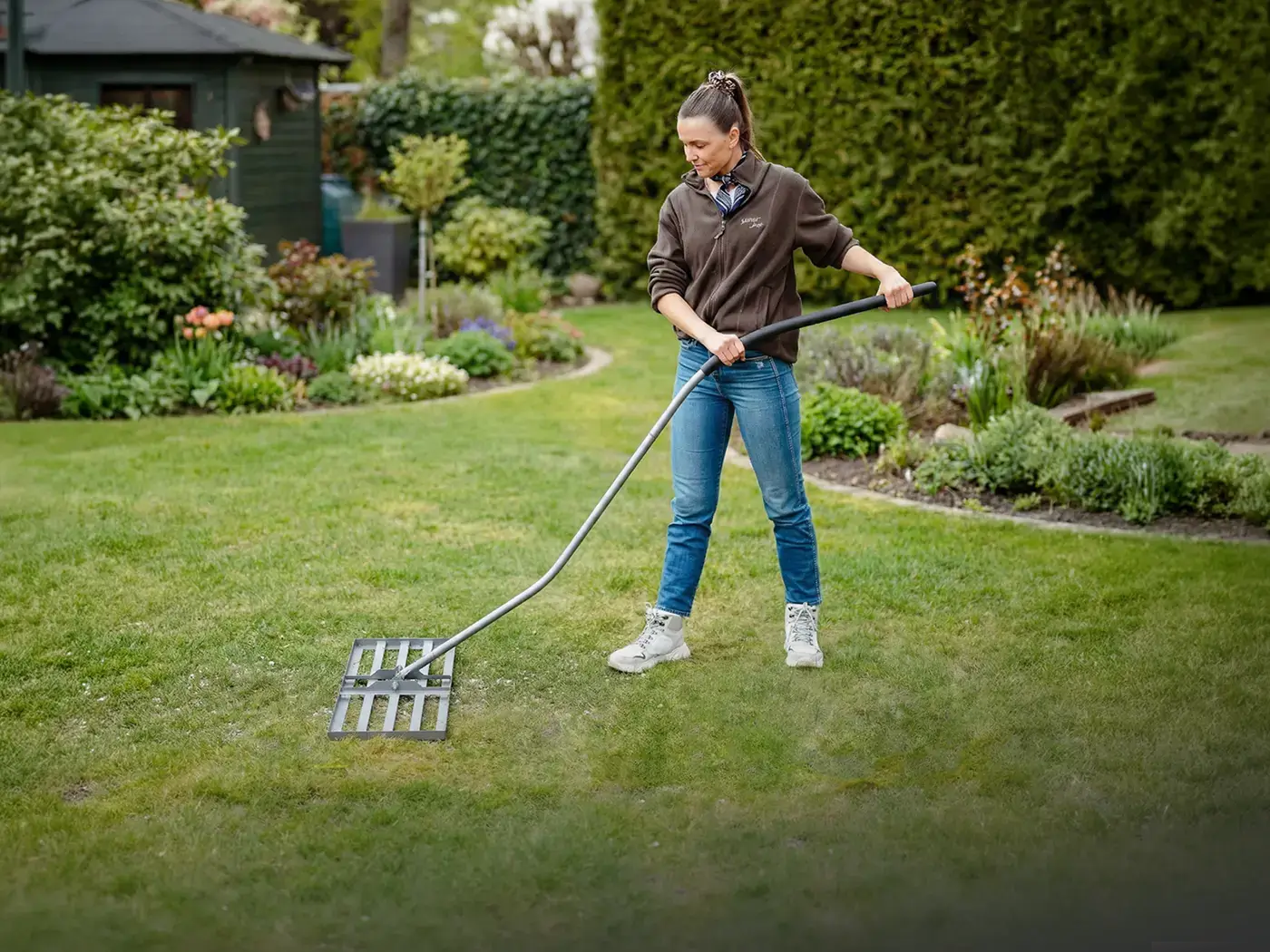 Rasenrakel mit 80x30 Bodenfläche und ergnomischen Stiel für aufrechtes Arbeiten