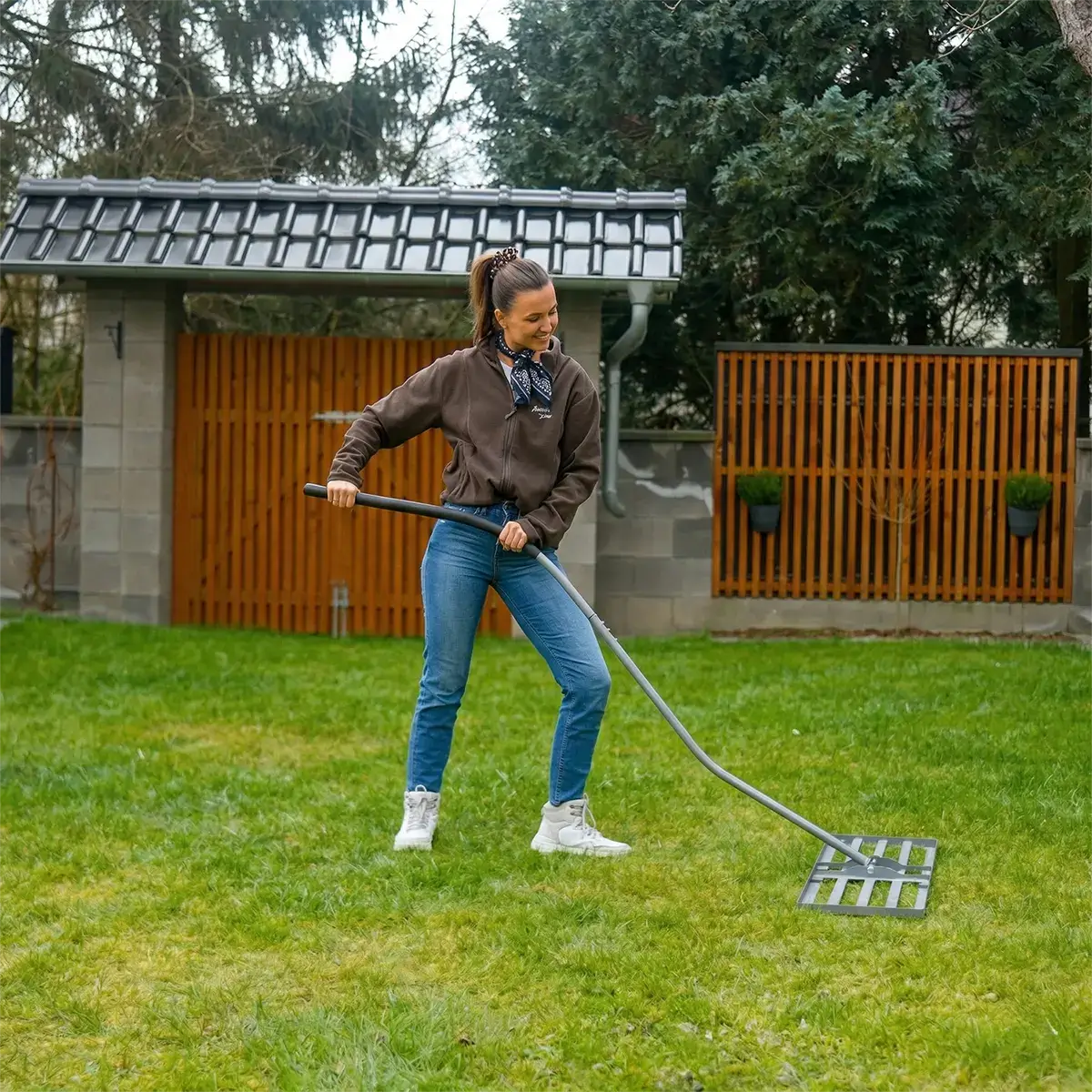 Professionelle Rasenpflege: Der GREEN Spark Rasenrakel im Einsatz für ein sattes, ebenes Grün wie auf dem Golfplatz