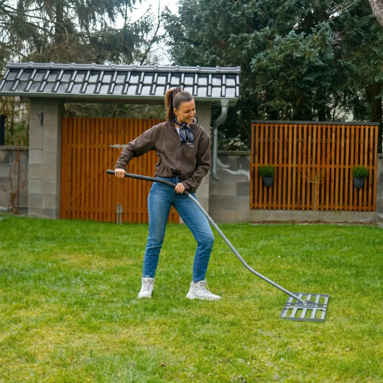 Professionelle Rasenpflege: Der GREEN Spark Rasenrakel im Einsatz für ein sattes, ebenes Grün wie auf dem Golfplatz