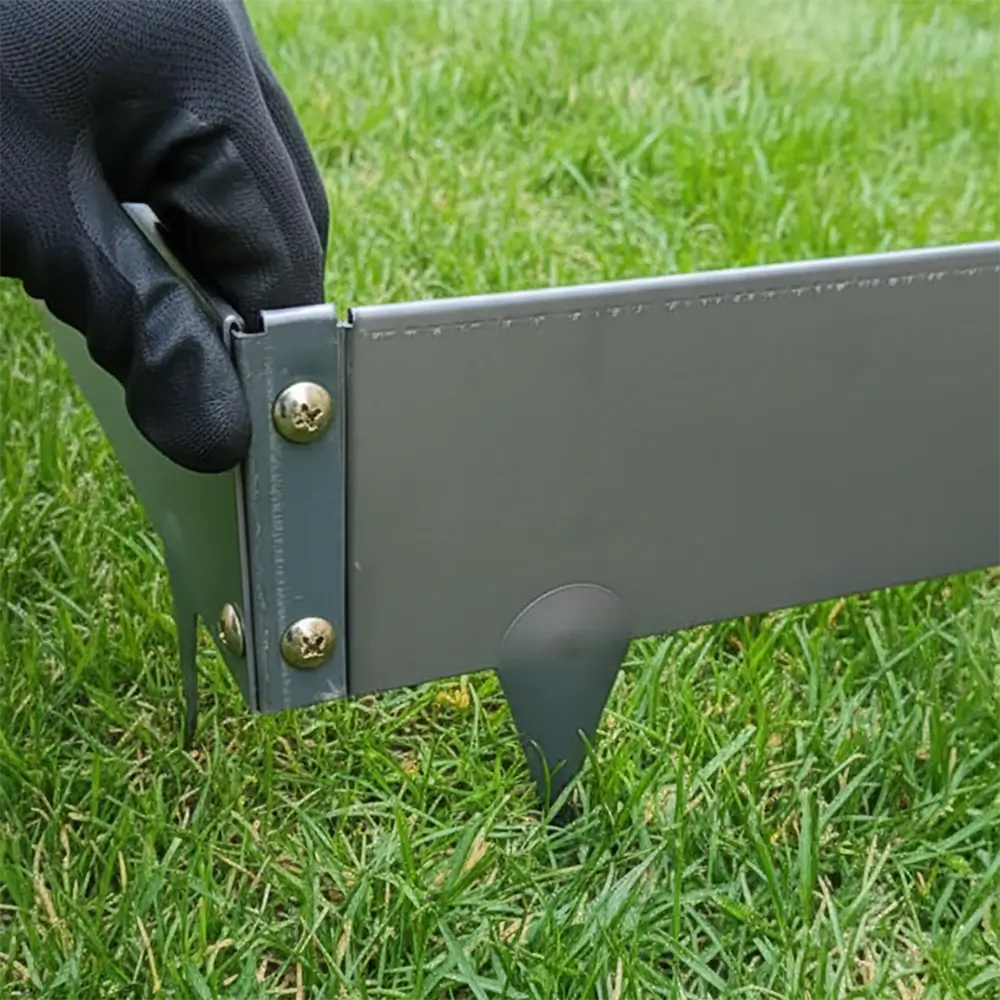 Stabiler Eckwinkel für Cortenstahl Rasenkanten: 90 Grad Verbindung mit Erddornen für festen Halt im Boden