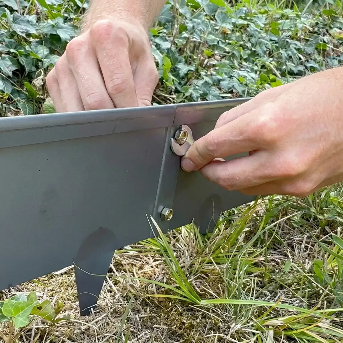 GREEN Spark Rasenkanten: Detail der stabilen Schraubverbindung für eine feste Montage ohne wackelige Steckverbindungen