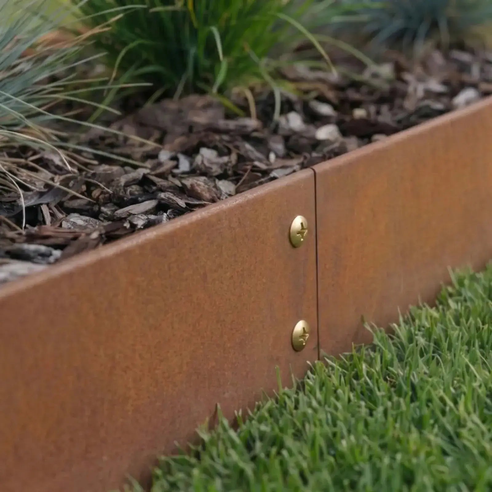 Detailaufnahme: Sichere Cortenstahl Oberkante/Bördelkante mit Falz , kindersicher und haustiersichere Rasenkante 