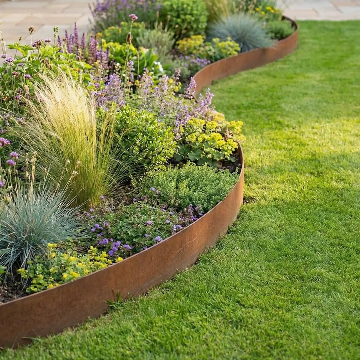 Cortenstahl Rasenkantenband als geschwungene Beeteinfassung zwischen Rasen und Blumenbeet