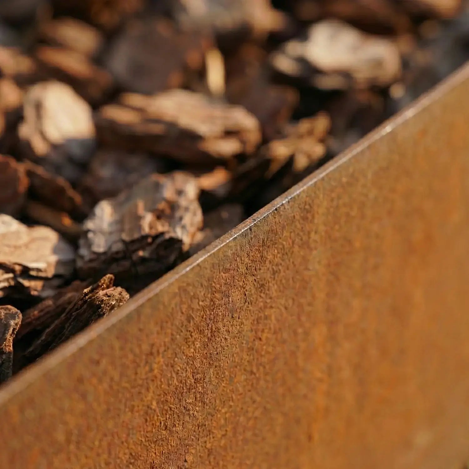 Cortenstahl Rasenkantenband: Detailaufnahme der abgeschliffenen Kanten oben und unten für eine verletzungssichere Handhabung