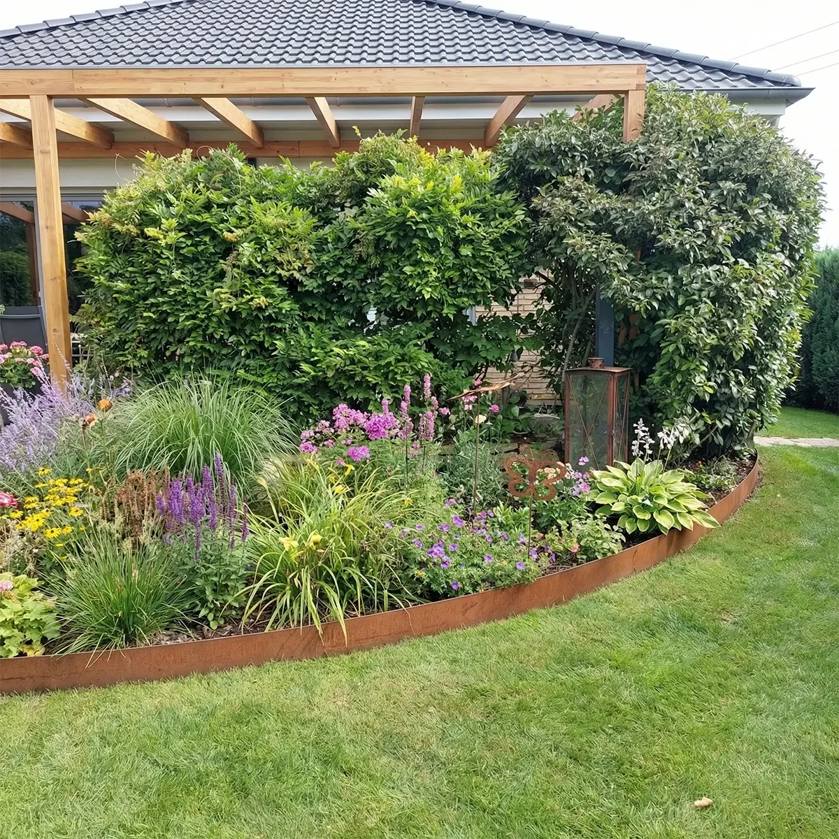 Cortenstahl Rasenkantenband: Geschwungene Beeteinfassung am Blumenbeet zur sauberen Abgrenzung zwischen Rasen und Terrasse