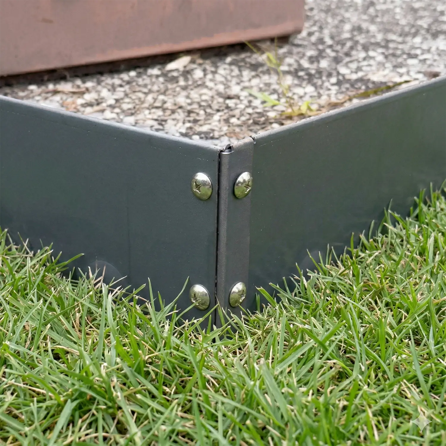 Cortenstahl Rasenkantenwinkel: Verschraubte 90-Grad-Ecklösung im Boden für eine stabile Beeteinfassung ohne Spaltbildung