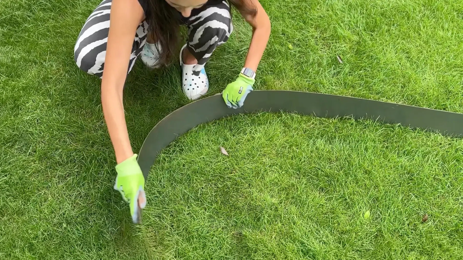 Anwendungsvideo: So einfach verlegen Sie das GREEN Spark Rasenkantenband als Baumring oder Beetumrandung